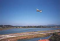 Am Flughafen von Korfu